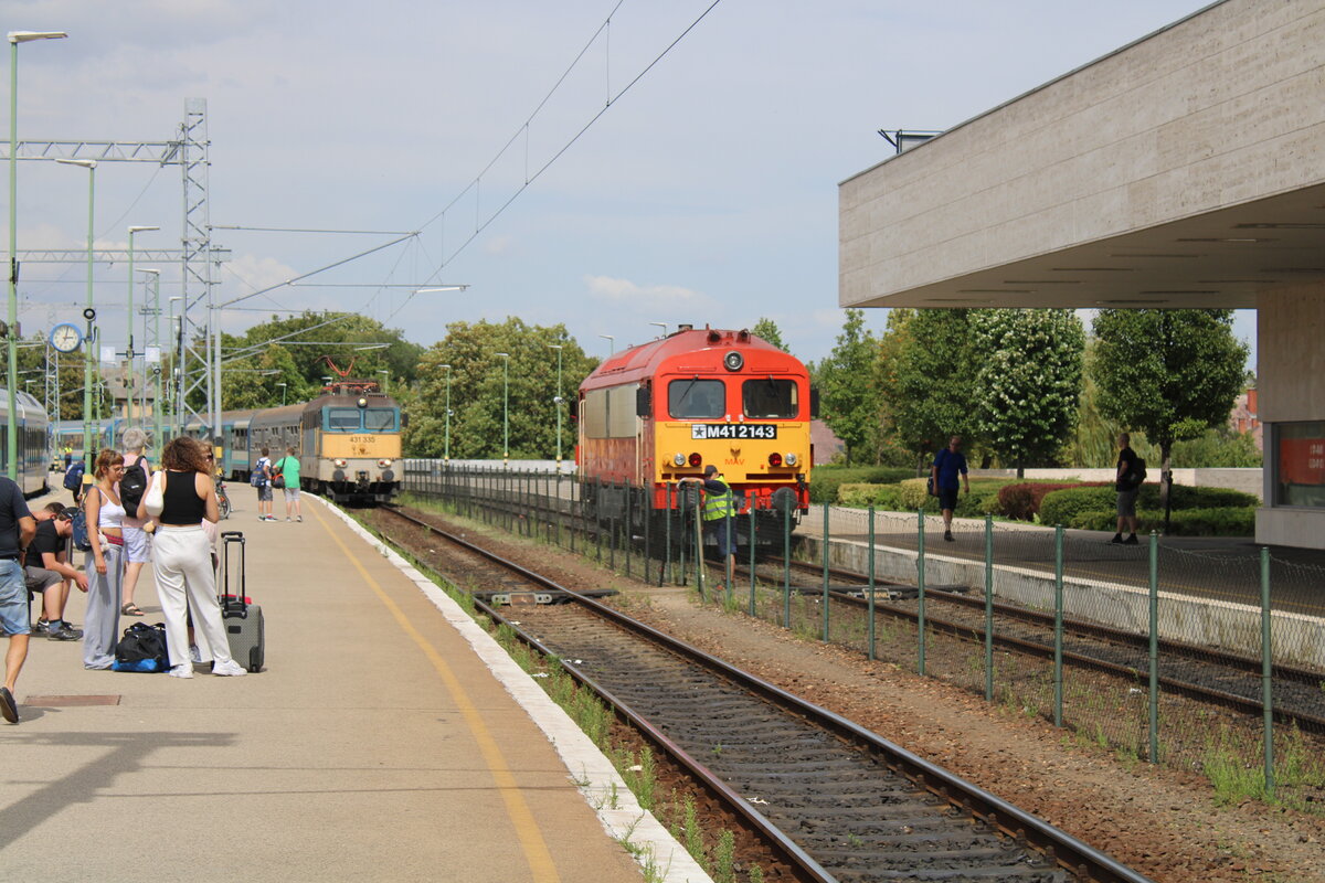 MV-START 431 335 mit dem IC 19794  Kk Hullm  von Budapest-Dli nach Tapolca, am 26.07.2025 in Balatonfred. Die MV M41 2143 rechts wird den Zug dann bis Tapolca bespannen.