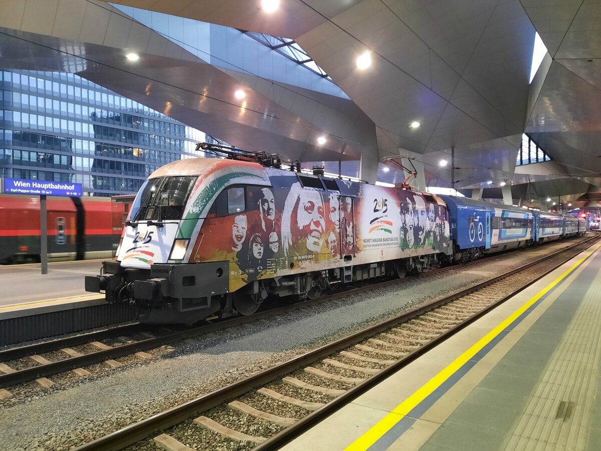 MV Start 470 003 mit dem EC 341  Csrds  nach Budapest-Keleti, am 08.08.2022 in Wien Hauptbahnhof.