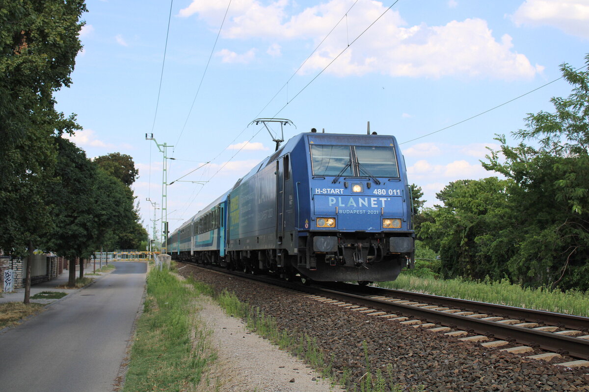 MV-START 480 011  Planet Budapest 2021  mit dem IC 866  Balaton  von Budapest-Dli nach Keszthely, am 24.07.2025 in Sifok.