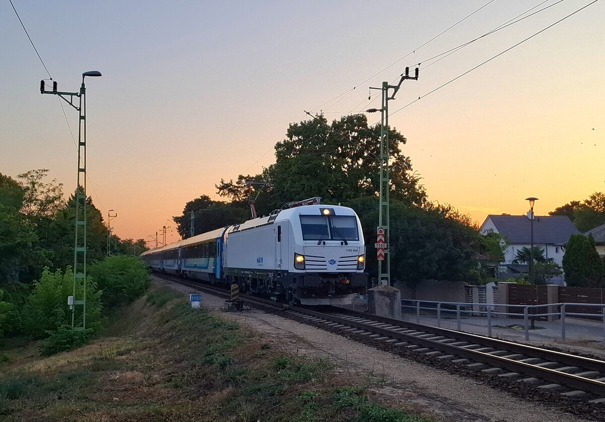 M�V-START 7193 659 mit dem IC 861  Balaton  von Keszthely nach Budapest-D�li, am 30.07.2026 in Si�fok.
