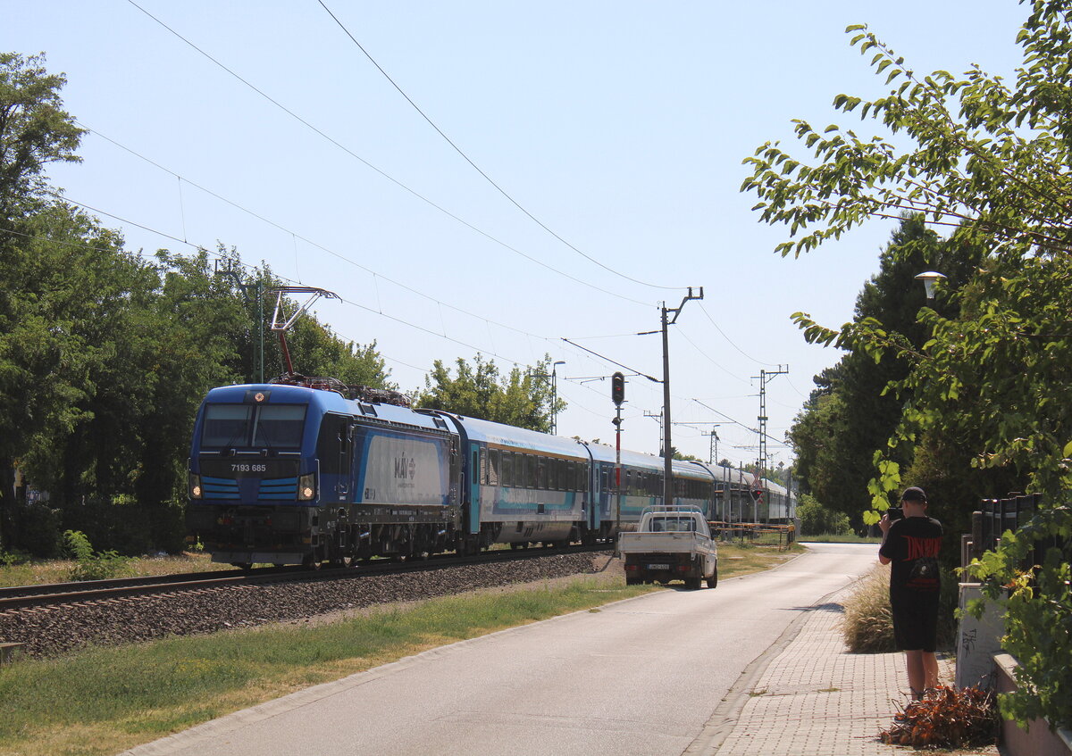M�V-START 7193 685 (91 80 7193 685-3 D-ELOC) mit dem IC 863  Balaton  von Keszthely nach Budapest-D�li, am 30.07.2026 in Si�fok.