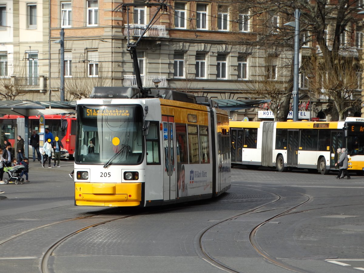 MVG Adtranz GT6M-ZR Wagen 205 am 04.03.17 in Mainz Hauptbahnhof vom Bahnsteig aus fotografiert 