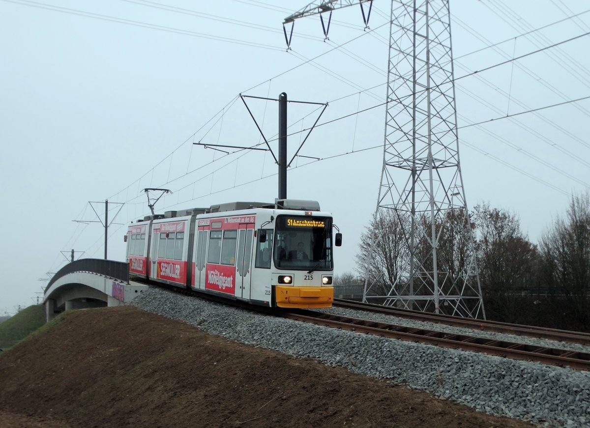 MVG Adtranz GT6M-ZR Wagen 215 am 17.12.16 in Mainz beim Überqueren der A60