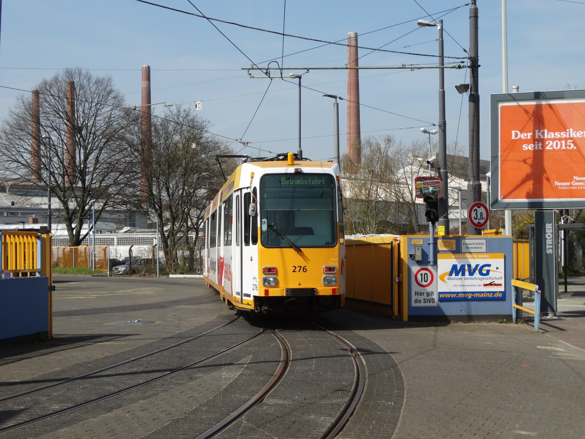 MVG Düwag M8C 276 rückt am 10.04.15 ins Depot