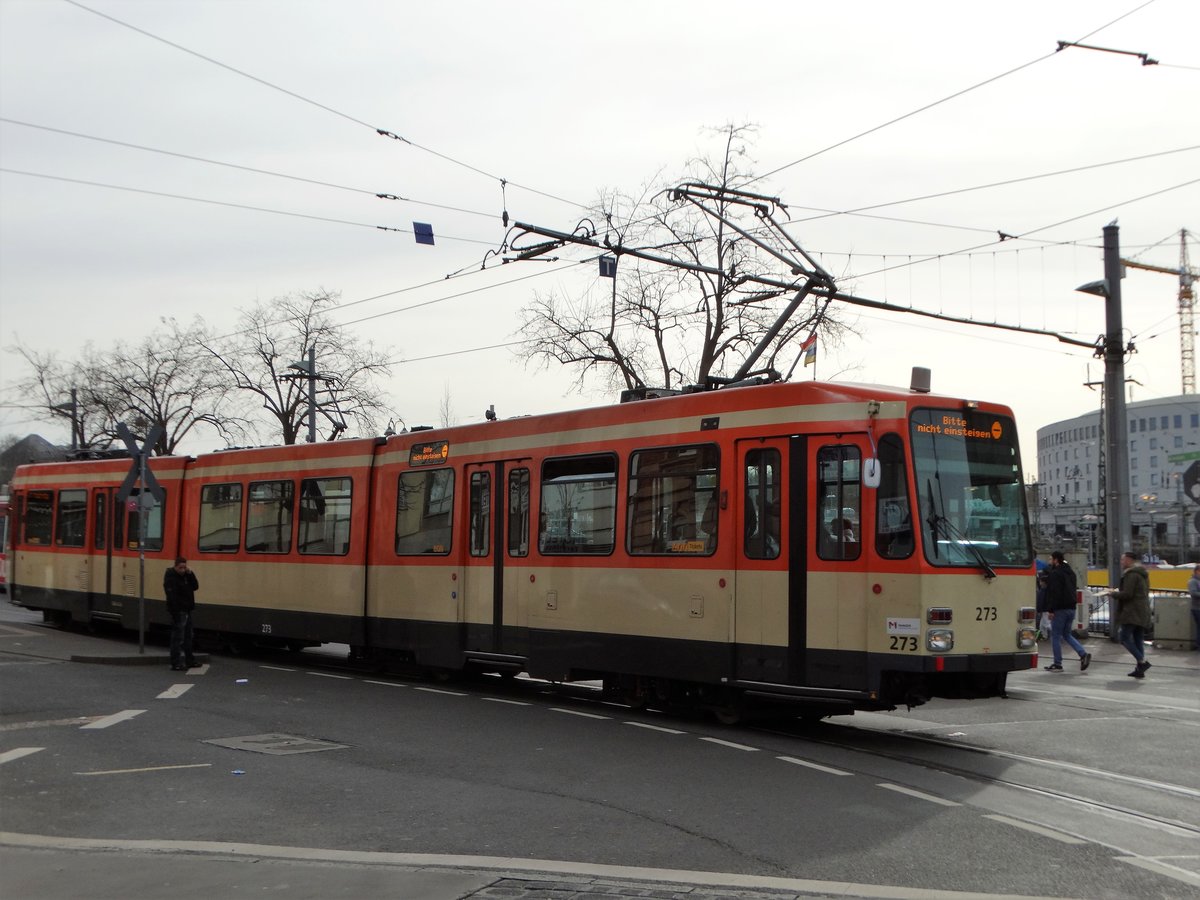 MVG Düwag M8C Wagen 273 hat wieder seinen Ursprungslack bekommen und fährt wieder durch Mainz. Hier am 04.03.17 am Hauptbahnhof vom Bussteig aus fotografiert 