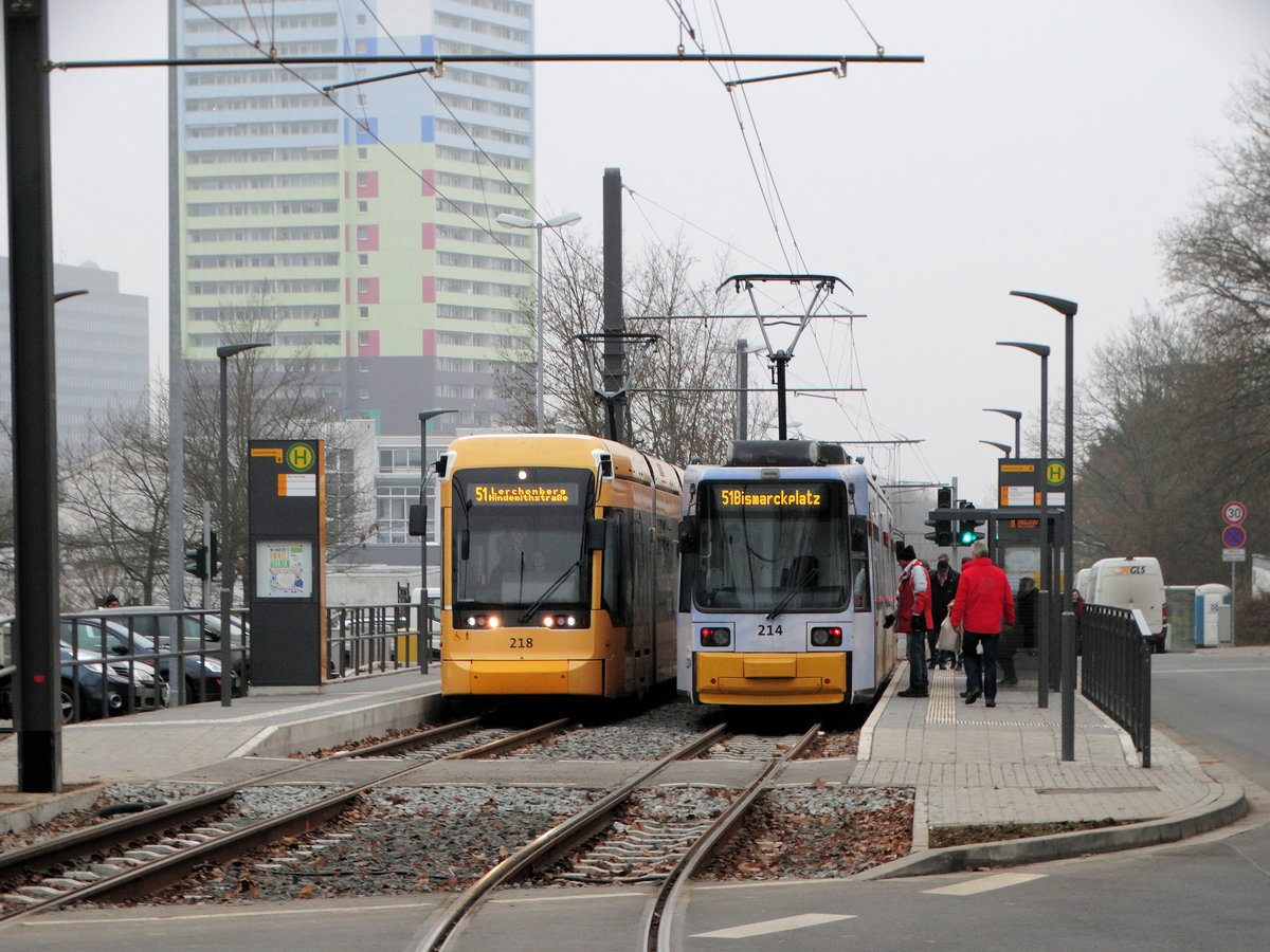 MVG Stadler Variobahn 218 und Adtranz GT6M-ZR Wagen 214 am 17.12.16 in Mainz Lerchenberg