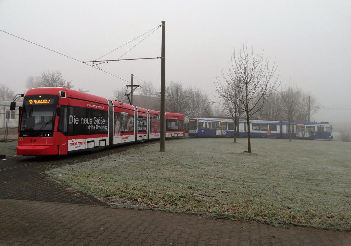 MVG Stadler Variobahn 219 und Adtranz GT6M-ZR Wagen 207 am 02.12.17 in Mainz Hechtsheim 