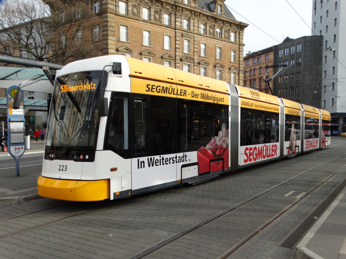 MVG Stadler Variobahn 223 am 04.03.17 in Mainz Hbf mit Segmüller Werbung auf den Weg zum Bismarckplatz