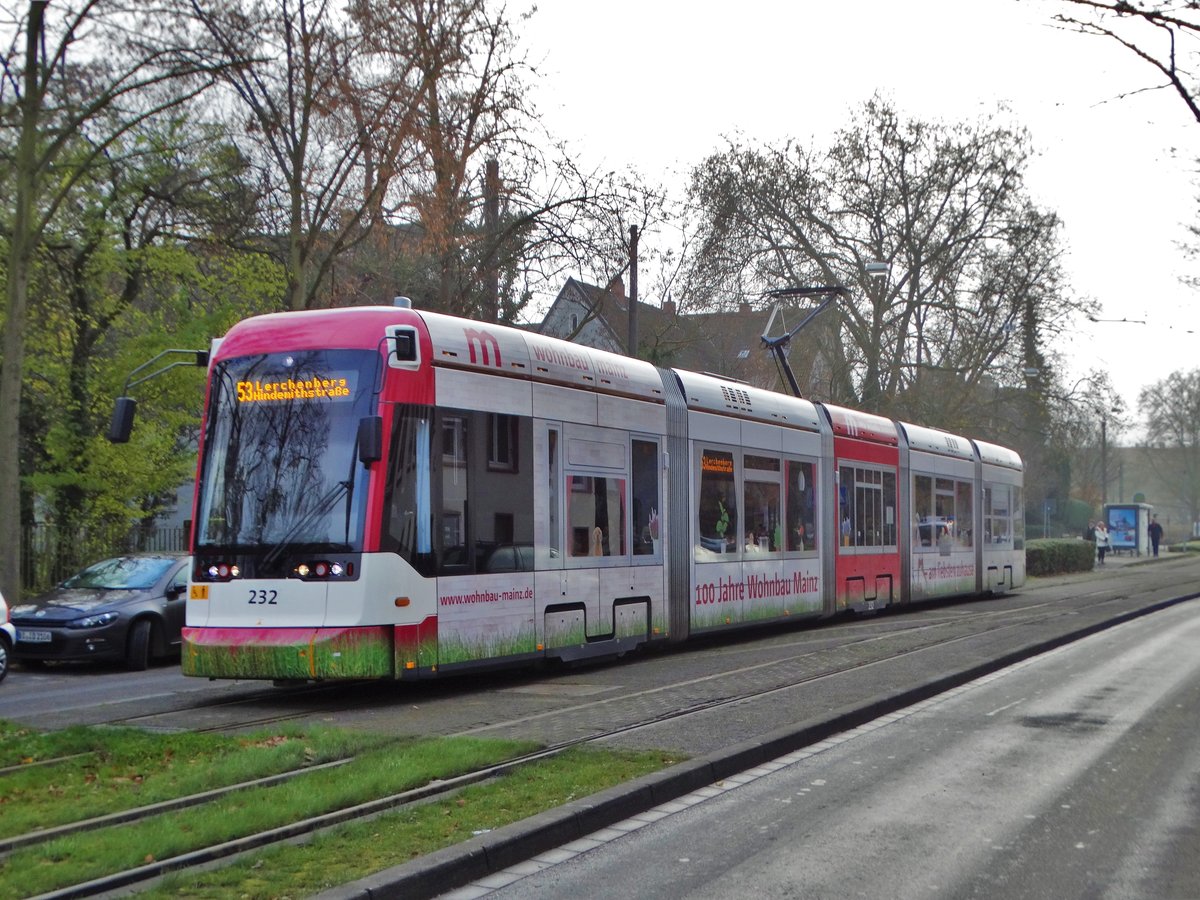 MVG Stadler Variobahn 232 (100 Jahre Wohnbau Mainz Vollwerbung) am 02.12.17 in Mainz Gautor