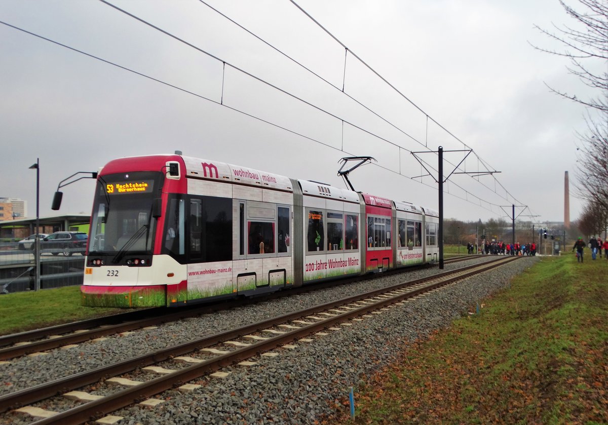 MVG Stadler Variobahn 232 (100 Jahre Wohnbau Mainz Vollwerbung) am 02.12.17 in Mainz auf der Mainzelbahn