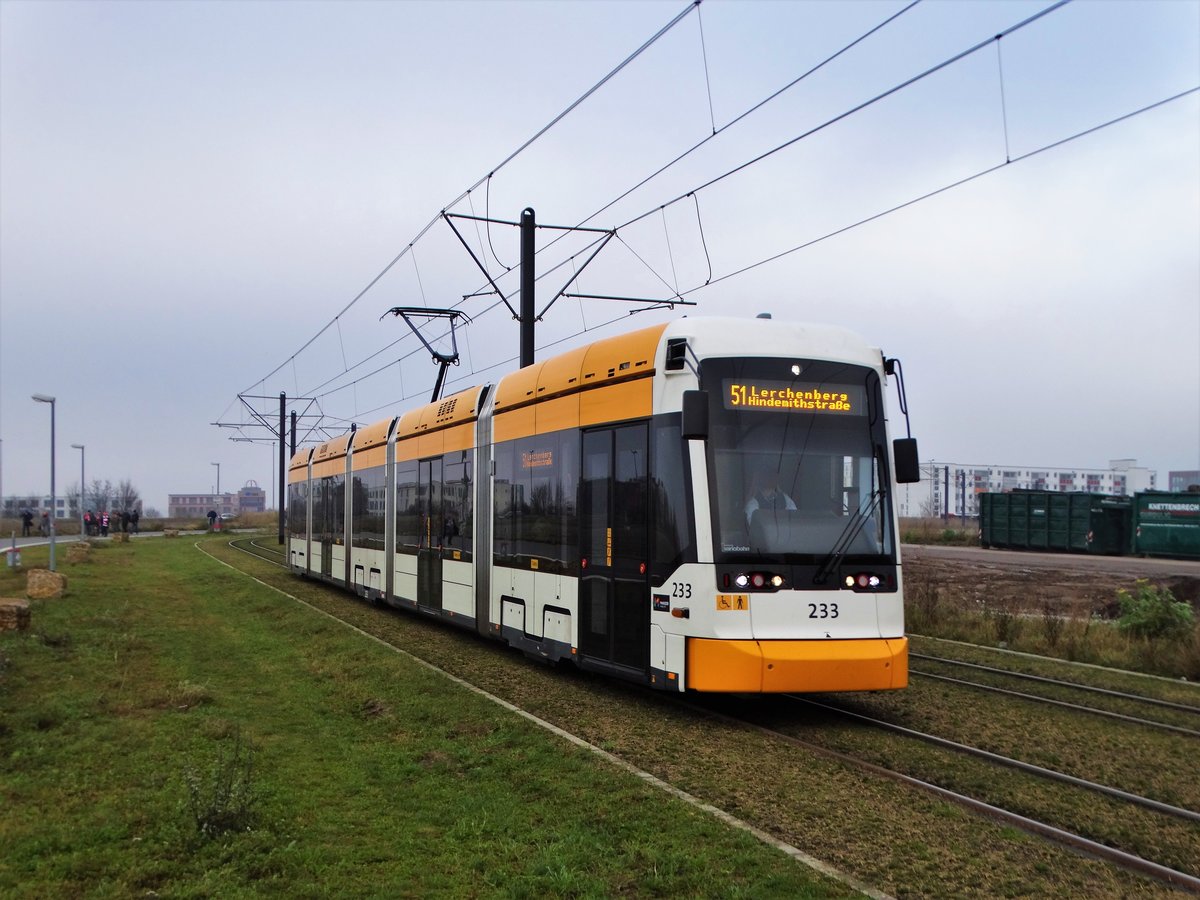 MVG Stadler Variobahn 233 am 02.12.17 in Mainz auf der Mainzelbahn