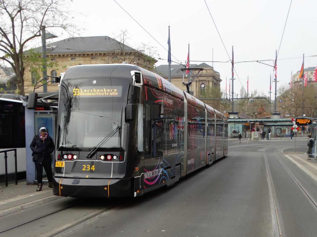 MVG Stadler Variobahn 234 (VRM Vollwerbung) am 02.12.17 in Mainz Hauptbahnhof. Von einen Gehweg aus fotografiert