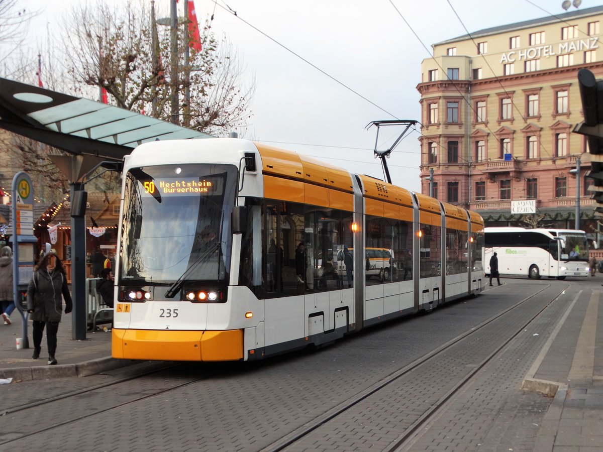MVG Stadler Variobahn 235 am 02.12.17 in Mainz auf der Mainzelbahn