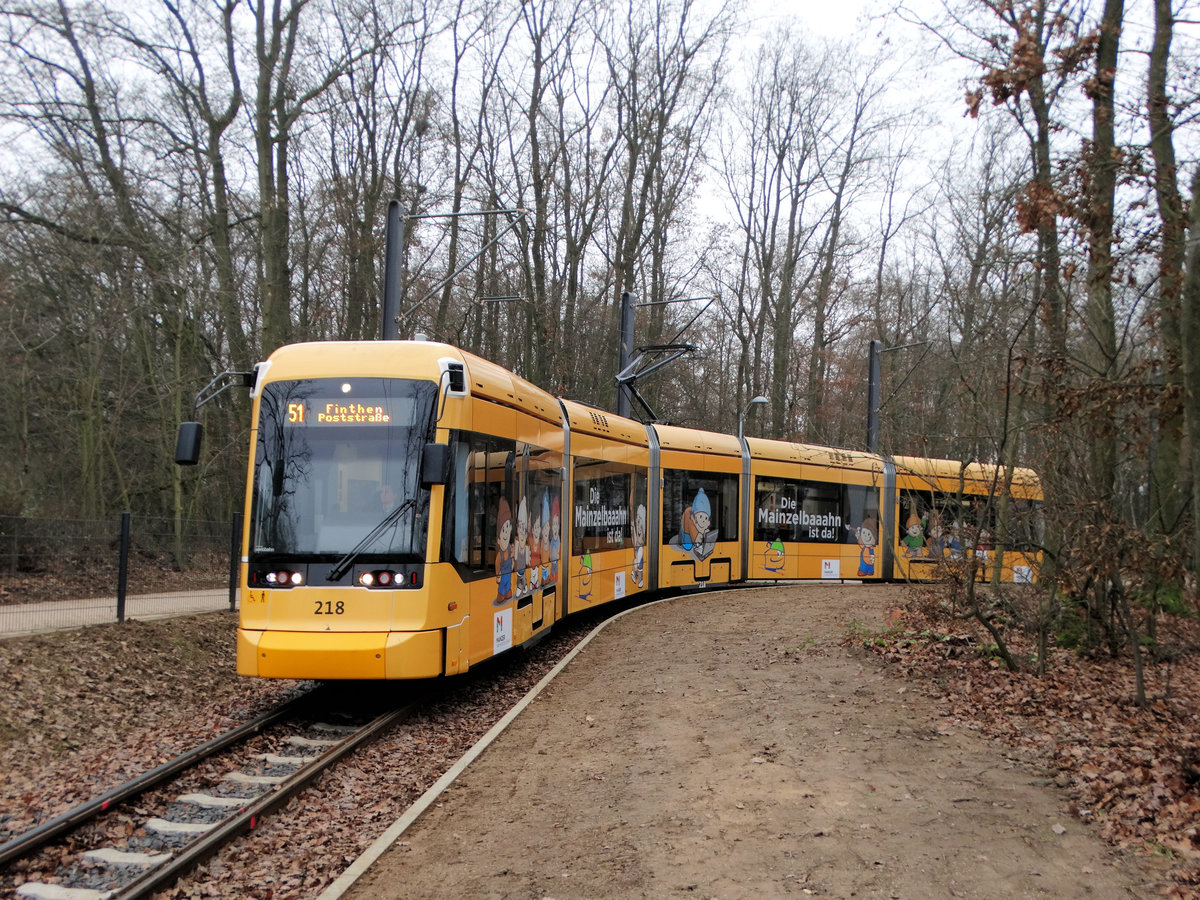 MVG Stadler Variobahn Wagen 218  Die Mainzelbahn ist da   am 17.12.16 in Mainz Lerchenberg von einen Gehweg aus fotografiert an einen Bahnübergang