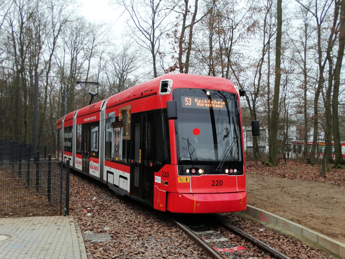 MVG Stadler Variobahn Wagen 220 Möbel Martin Vollwerbung am 17.12.16 in Mainz Lerchenberg von einen Gehweg aus fotografiert an einen Bahnübergang