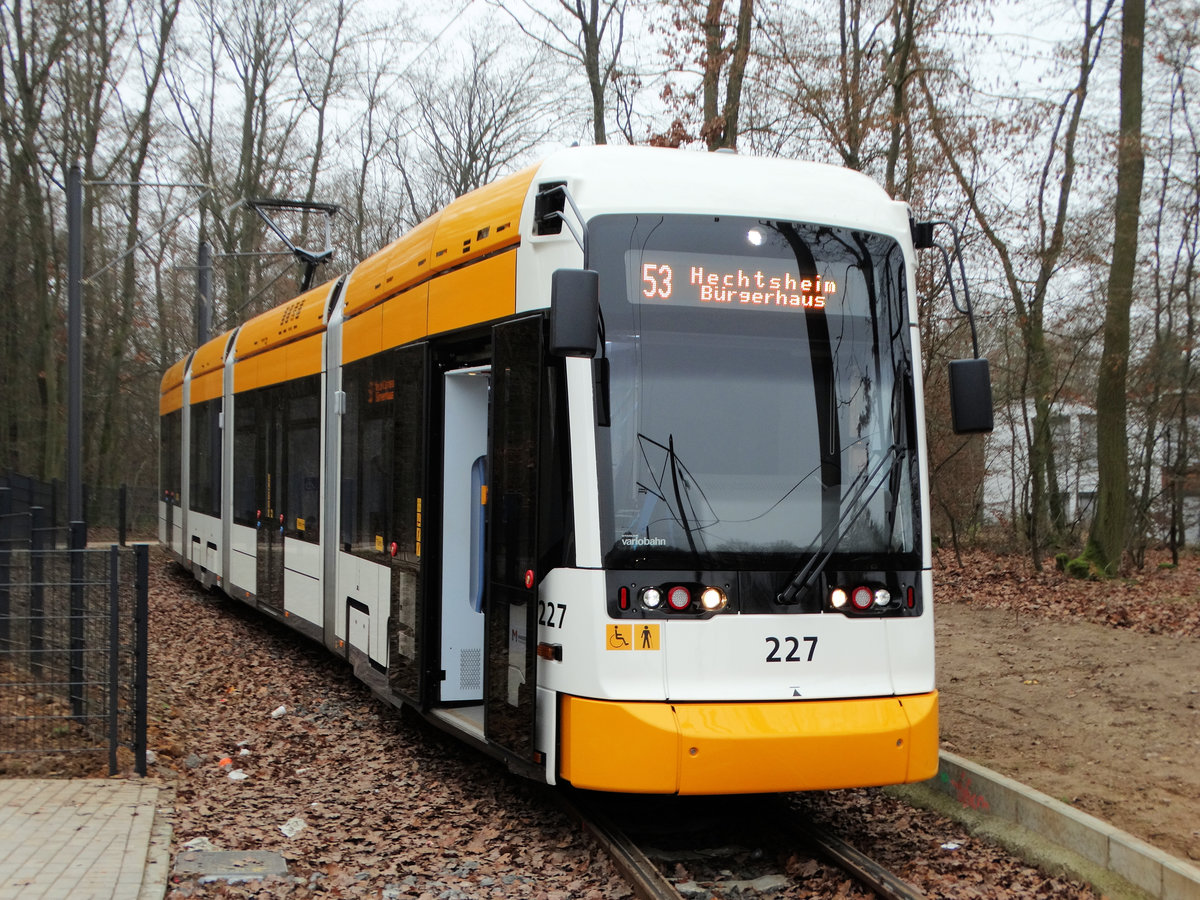MVG Stadler Variobahn Wagen 227 am 17.12.16 in Mainz Lerchenberg von einen Gehweg aus fotografiert an einen Bahnübergang