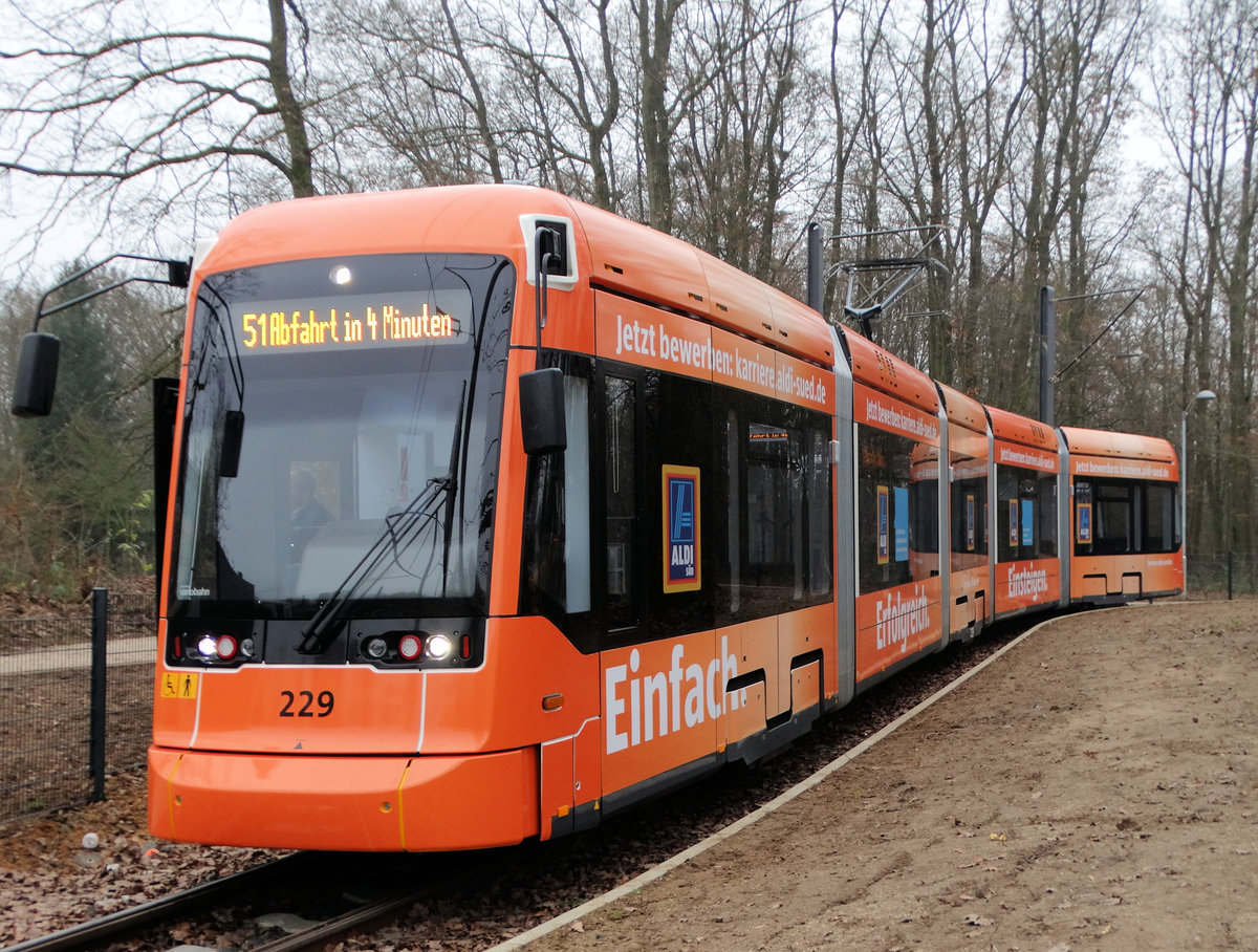 MVG Stadler Variobahn Wagen 227 mit Aldi Süd Vollwerbung am 17.12.16 in Mainz Lerchenberg von einen Gehweg aus fotografiert an einen Bahnübergang