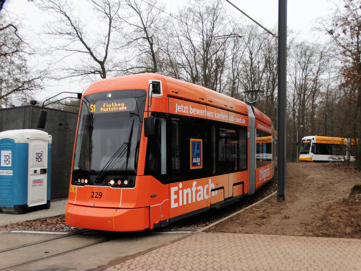 MVG Stadler Variobahn Wagen 227 mit Aldi Süd Vollwerbung am 17.12.16 in Mainz Lerchenberg von einen Gehweg aus fotografiert an einen Bahnübergang