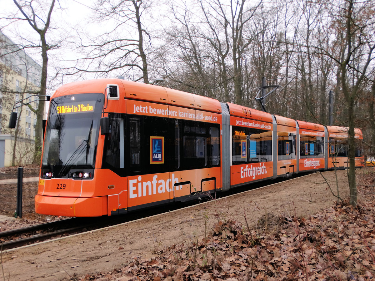 MVG Stadler Variobahn Wagen 227 mit Aldi Süd Vollwerbung am 17.12.16 in Mainz Lerchenberg von einen Gehweg aus fotografiert an einen Bahnübergang