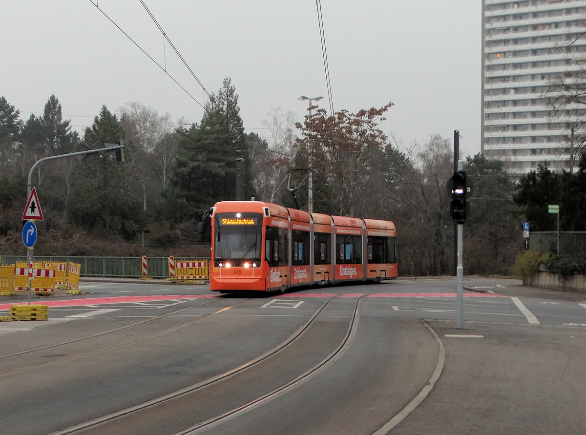 MVG Stadler Variobahn Wagen 229 Aldi Süd Vollwerbung am 17.12.16 in Mainz Universität