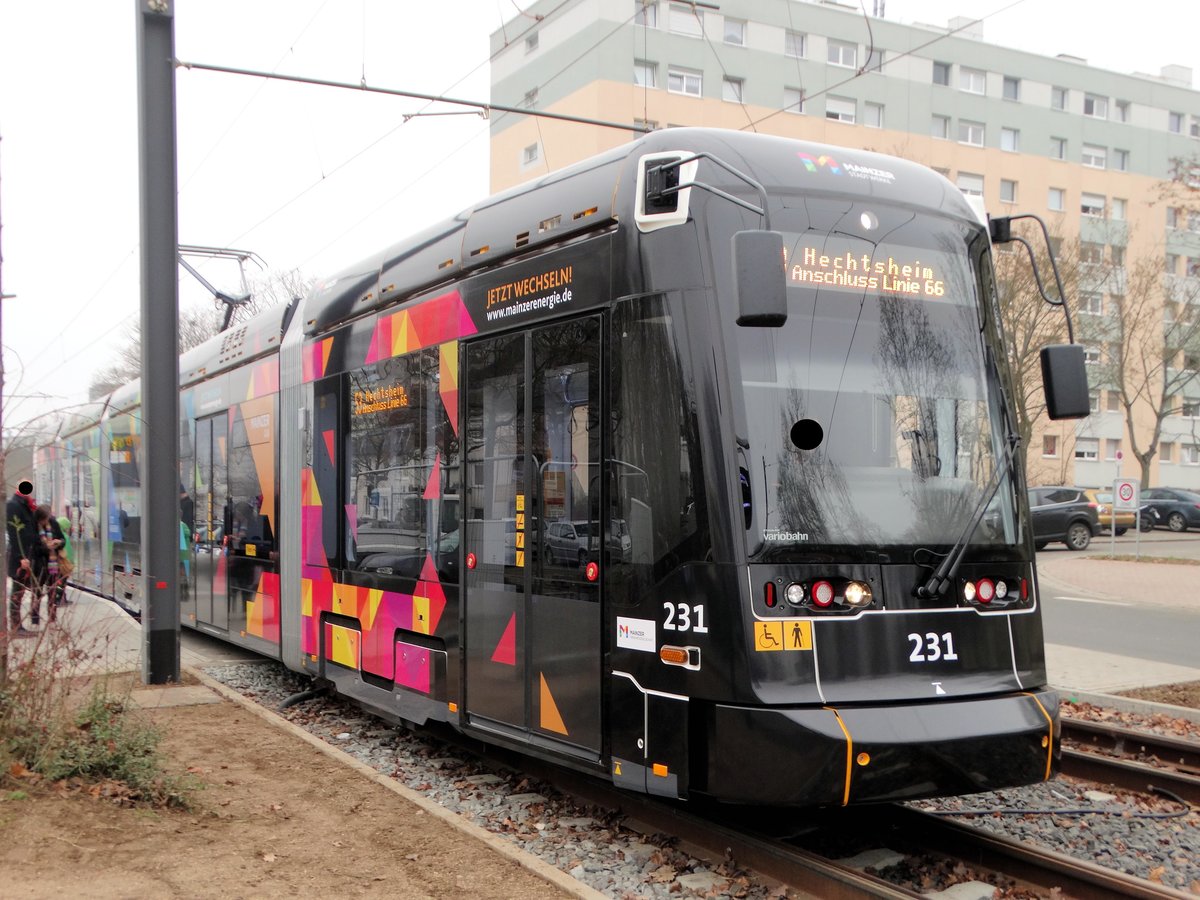MVG Stadler Variobahn Wagen 231 mit Stadtwerke Mainz Vollwerbung am 17.12.16 in Mainz   
Lerchenberg 