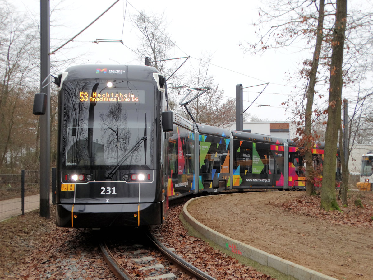 MVG Stadler Variobahn Wagen 231 mit Stadtwerke Mainz Vollwerbung am 17.12.16 in Mainz Lerchenberg von einen Gehweg aus fotografiert über einen Zaun