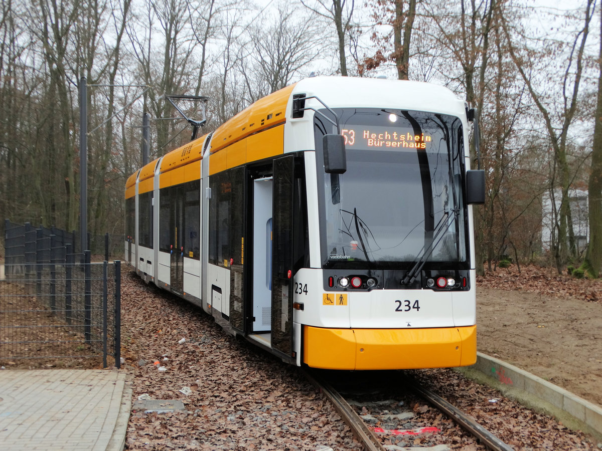 MVG Stadler Variobahn Wagen 234 am 17.12.16 in Mainz Lerchenberg von einen Gehweg aus fotografiert an einen Bahnübergang