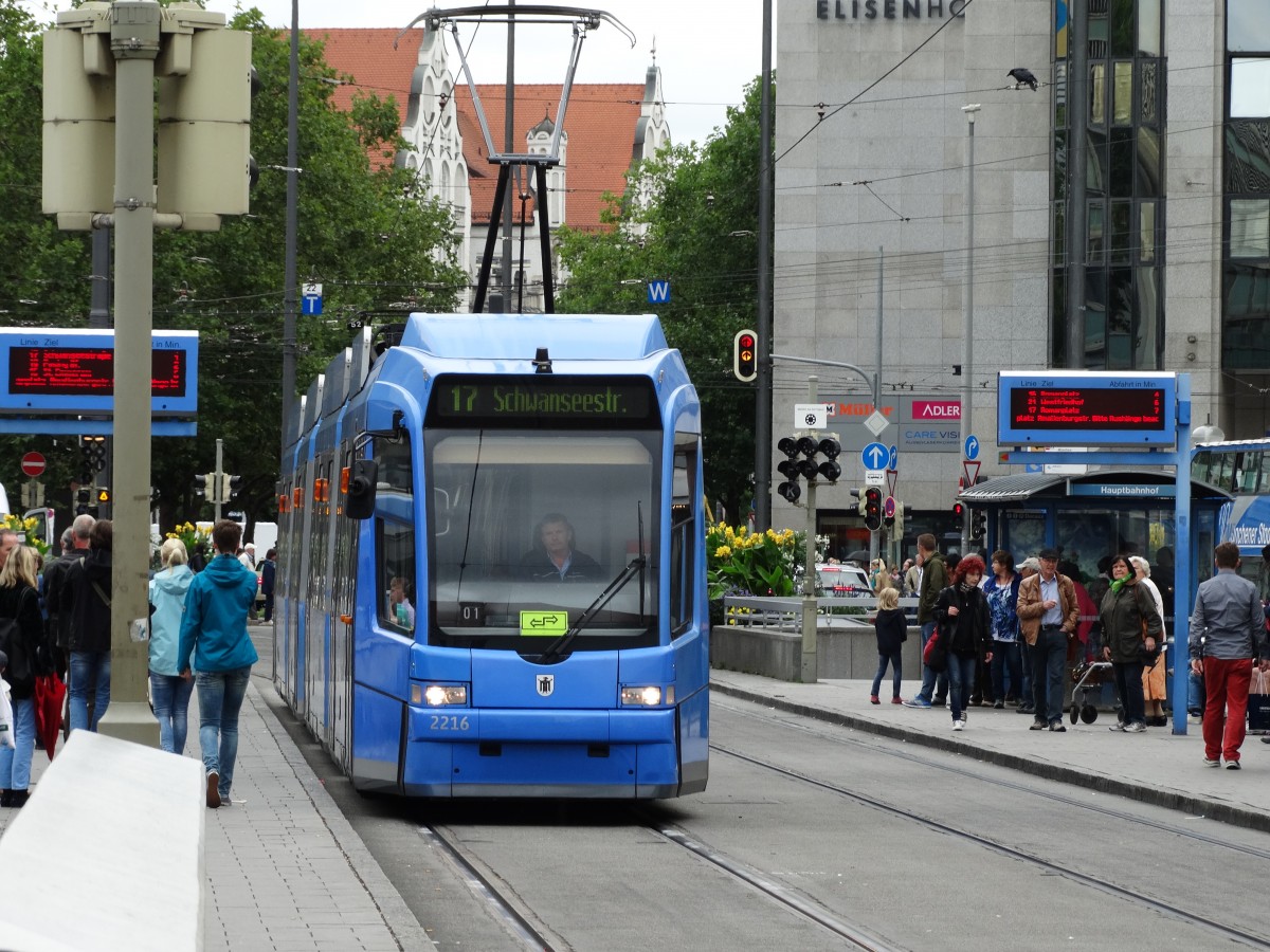 MVG Wagen 2216 am 14.08.14 in München auf der Linie 17