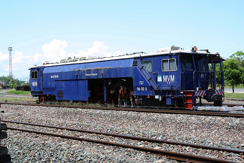 MVM Rail T1, eine Plasser&Theurer Stopfmaschine Type Unimatic 08-32, am 19.Mai 2018 in der Sila At Station.