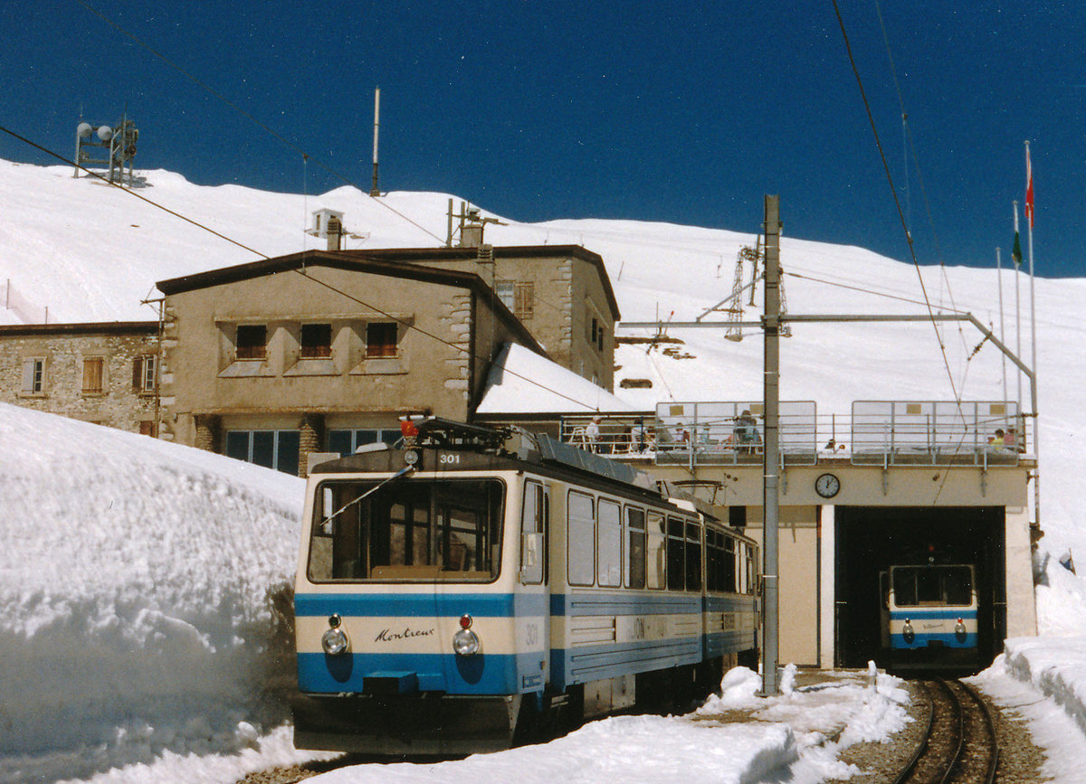 MVR: Bhe 4/8 (301-304) auf der Endstation Rochers de Naye im Januar 1984. Zur Zeit der Inbetriebssetzung präsentierten sich die neuen Triebzüge in einem hellen Blau.
Foto: Walter Ruetsch 
