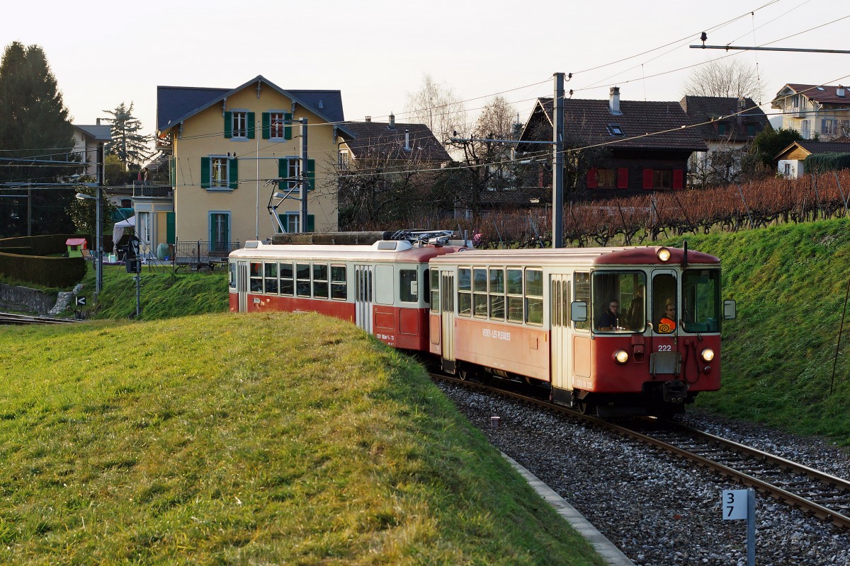 MVR/CEV: Am 11. Dezember 2015 wurde der neue ABeh 2/6 7501 (2015) anlässlich einer  sehr eindrücklichen Feier mit Musik, Ansprachen, vielen Luftballons und Böllerschüssen bei herrlichem Wetter in St-Légier eingeweiht und auf den Namen St-Légier getauft. Sehr schwer fällt mir der Abschied von den roten Pendelzügen die während den letzten Jahren das Bild der CEV prägten. Einer der letzten dieser schönen Pendelzüge aus dem Jahre 1970 mit dem BDeh 2/4 73 und dem Bt 222 auf der Fahrt nach Blonay. Es wäre zu begrüssen, wenn einer dieser Triebwagen der Nachwelt erhalten bliebe.
Foto: Walter Ruetsch  