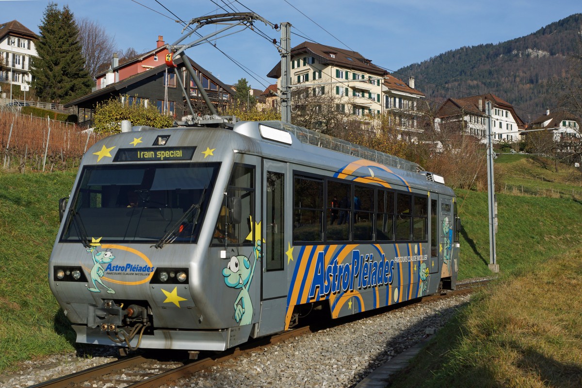 MVR/CEV: Am 11. Dezember 2015 wurde der neue ABeh 2/6 7501 (2015) anlässlich einer  sehr eindrücklichen Feier mit Musik, Ansprachen, vielen Luftballons und Böllerschüssen bei herrlichem Wetter in St-Légier eingeweiht und auf den Namen St-Légier getauft. Der modernisierte Beh 2/4 72 (1970/2002) bei der Einfahrt Blonay als Train special.
Foto: Walter Ruetsch