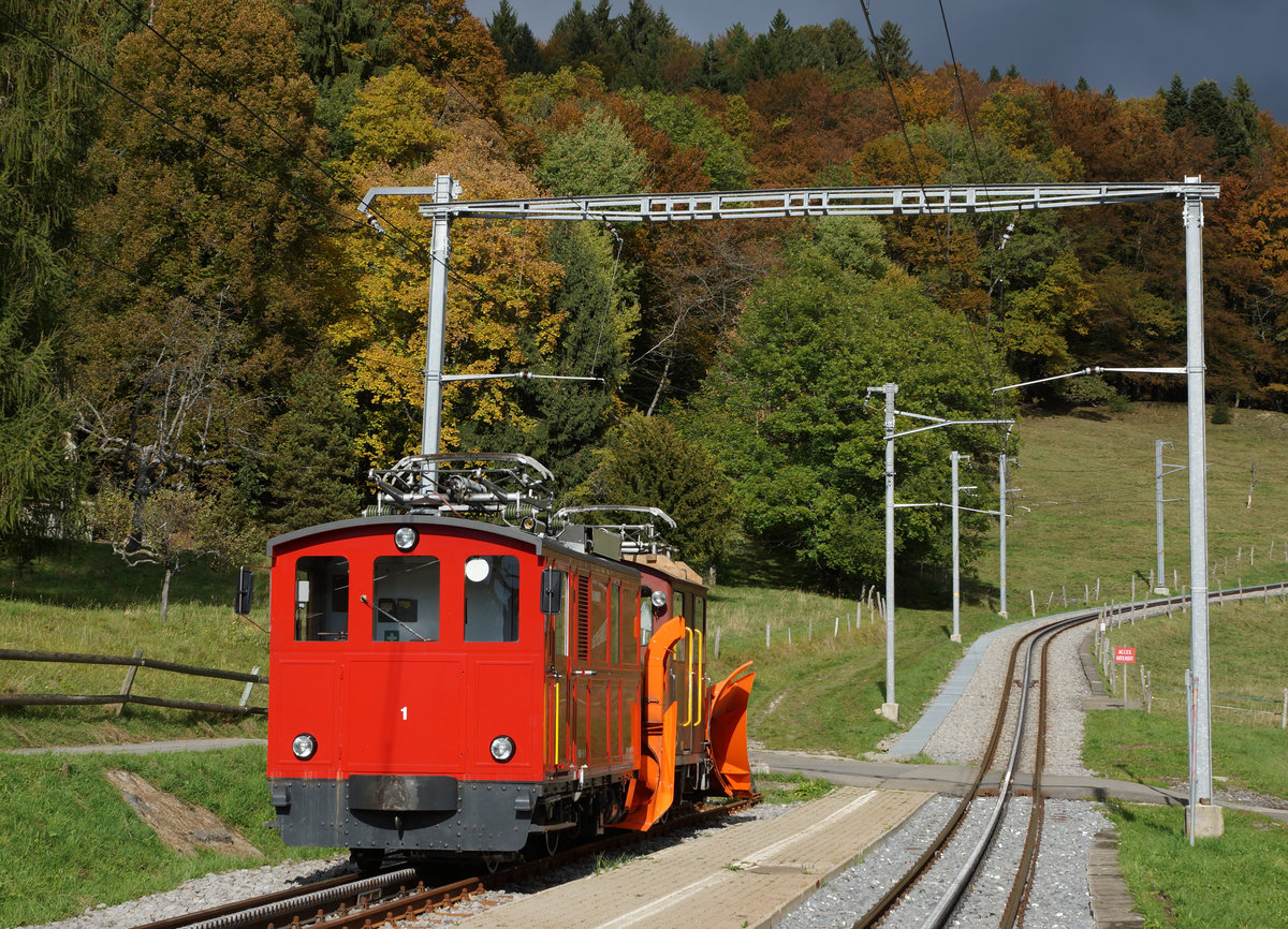MVR/CEV: Am 20. Oktober 2016 präsentierte sich die HGe 2/2 N° 1 mit der Xrot 91 auf dem Abstellgeleise Fayaux bei herbstlicher Stimmung.
Foto: Walter Ruetsch 


