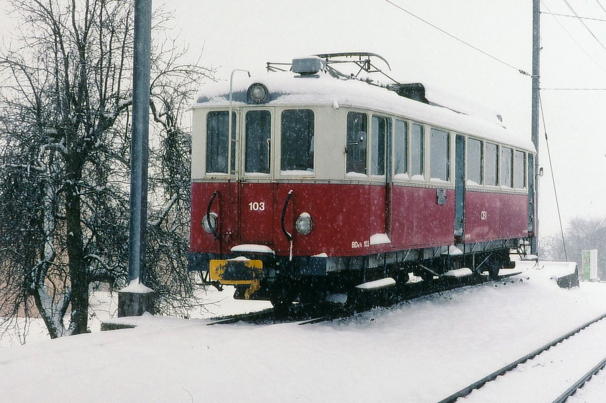 MVR/CEV: Ein Schneebild von St-Légier-Gare vom Winter 1995, das alte und schöne Erinnerungen an den leider abgebrochenen BDe 4/4 103 aus dem Jahre 1903 weckt.
Foto: Walter Ruetsch 