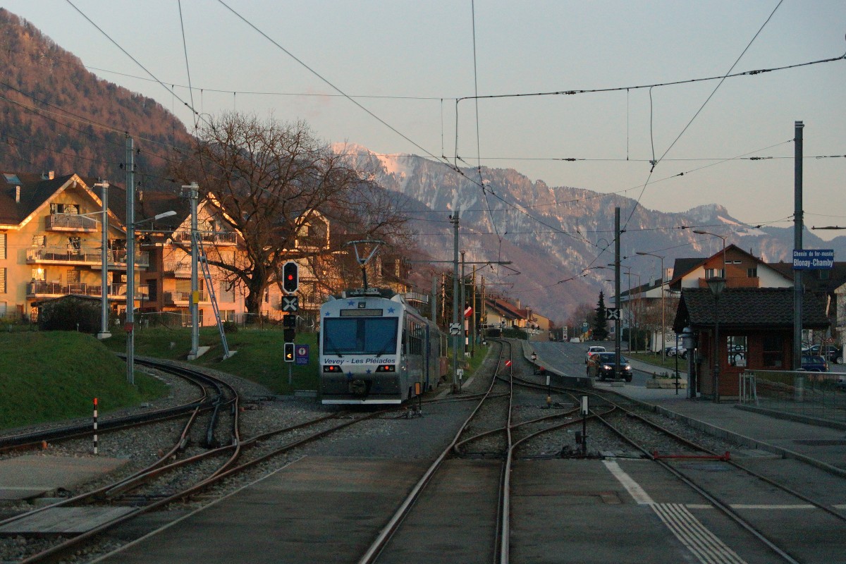 MVR/CEV: LETZTE SONNENSTRAHLEN in BLONAY. So wie für den Bahnfotografen am 17. März 2016 in Blonay eine Fotoexkursion zu Ende ging, werden für den abgestellten Beh 2/4 71 die Betriebseinsätze im Personenverkehr auf dem gesamten Netz von MVR bald für immer zu Ende sein.
Foto: Walter Ruetsch    