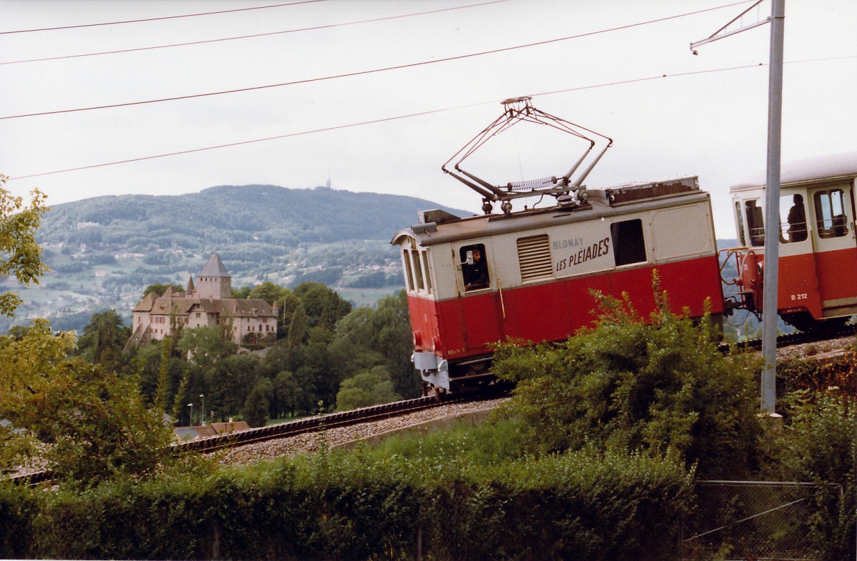 MVR/CEV: Personenzug Blonay-Les Pléades mit der He 2/2 1 (1911) vor der Kulisse des Schlosses Blonay im Juni 1986.
Foto: Walter Ruetsch