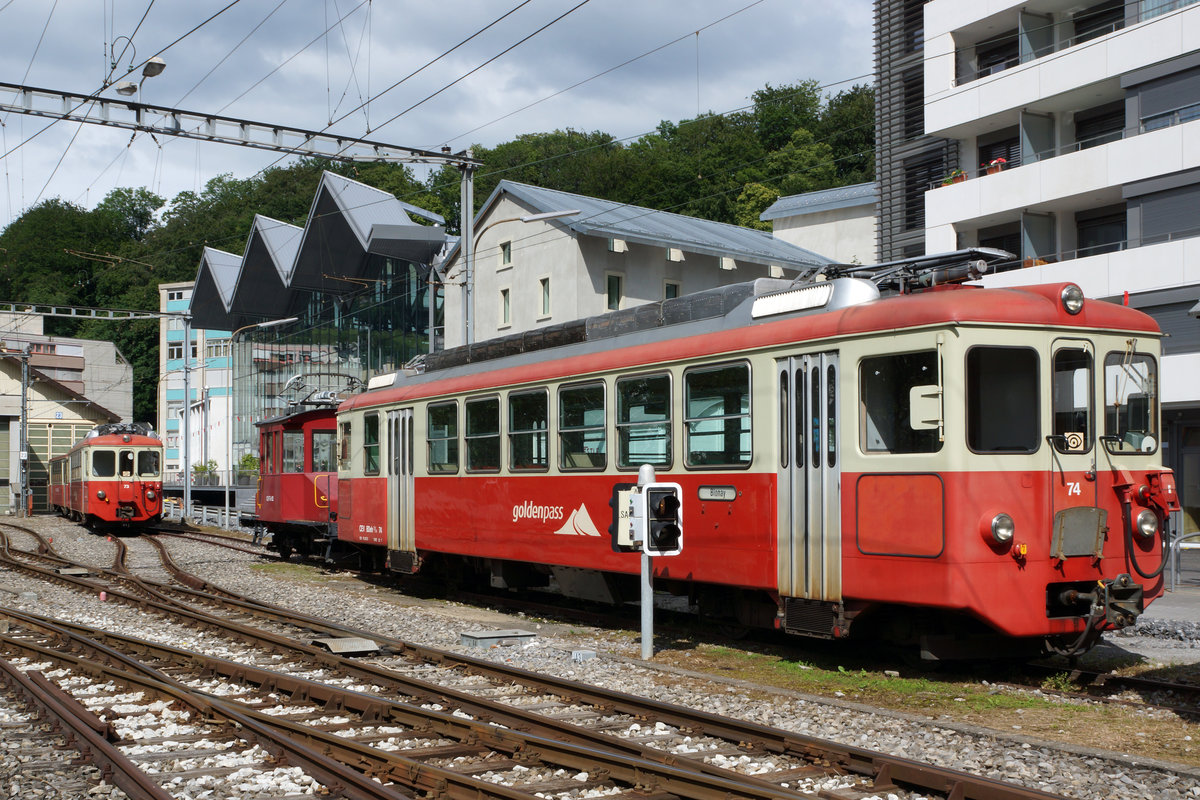 MVR/CEV: Seit der Inbetriebnahme der neuen ABeh 2/6 SURF-FLOTTE stehen mehrere Fahrzeuge der ältern Generationen  ARBEITSLOS  auf den Abstellgeleisen in Vevey.
Aufnahme vom 19. Juni 2016.
Foto: Walter Ruetsch
