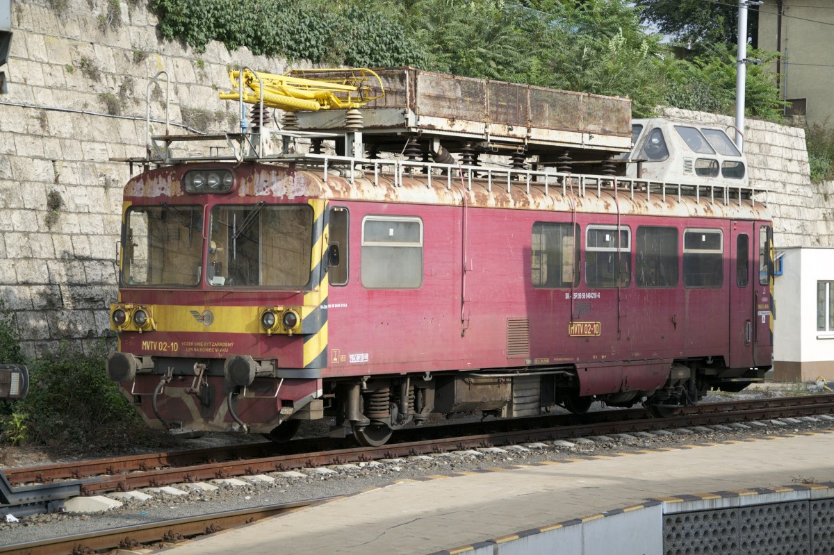 MVTV 02-10 aufgenommen am 13.10.2014 in Bratislava Hl.St. hat offensichtlich auch schon bessere Zeiten gesehen.