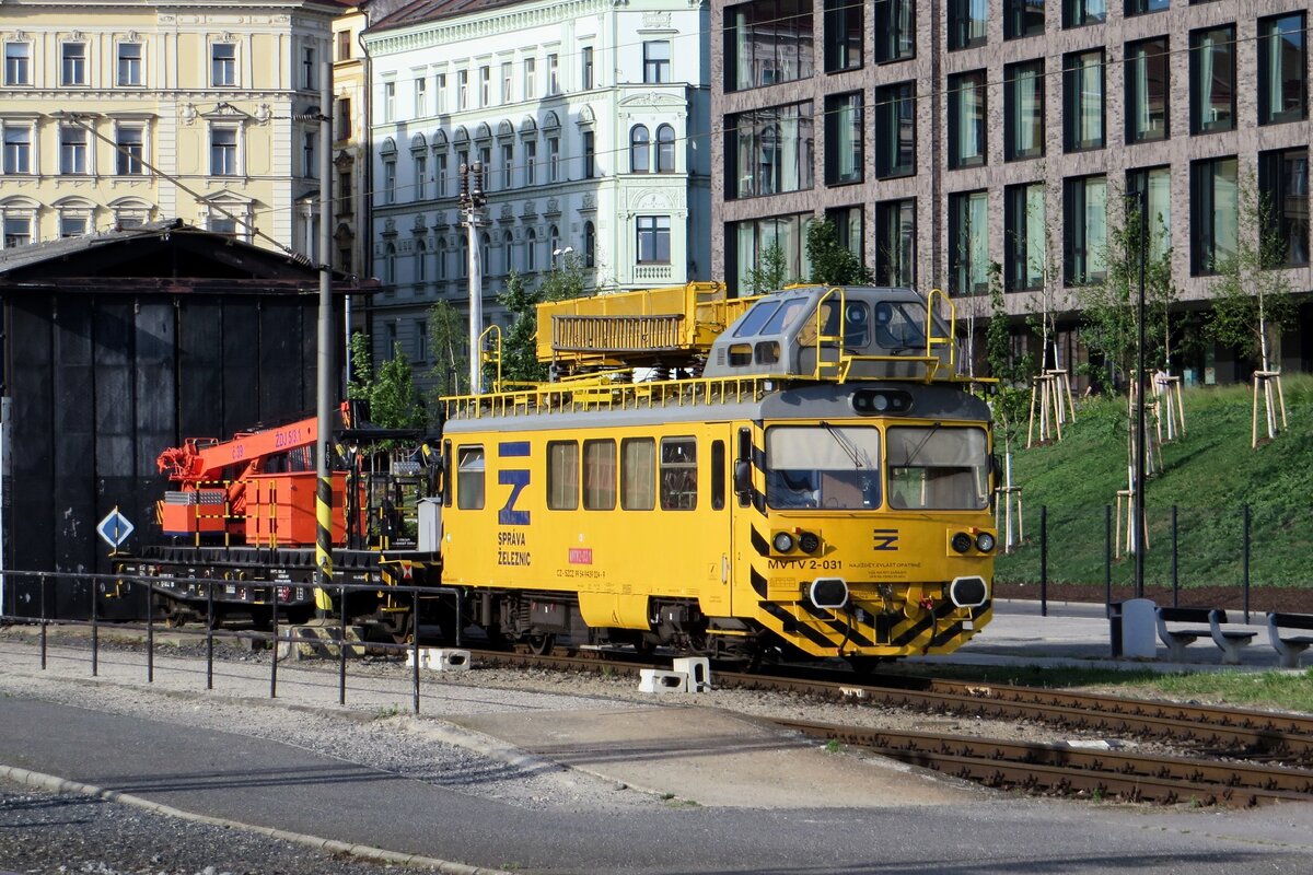 MVTV 2-031 steht am 12 Juni 2022 in Praha hl.n. abgestelt.