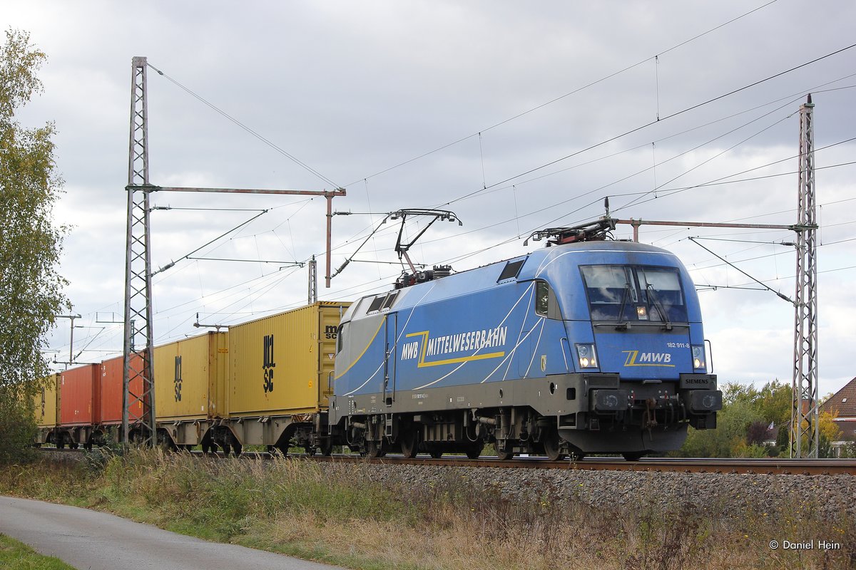 MWB 182 911-8 mit einem Containerzug in Dedensen Gümmer, am 05.10.2016.