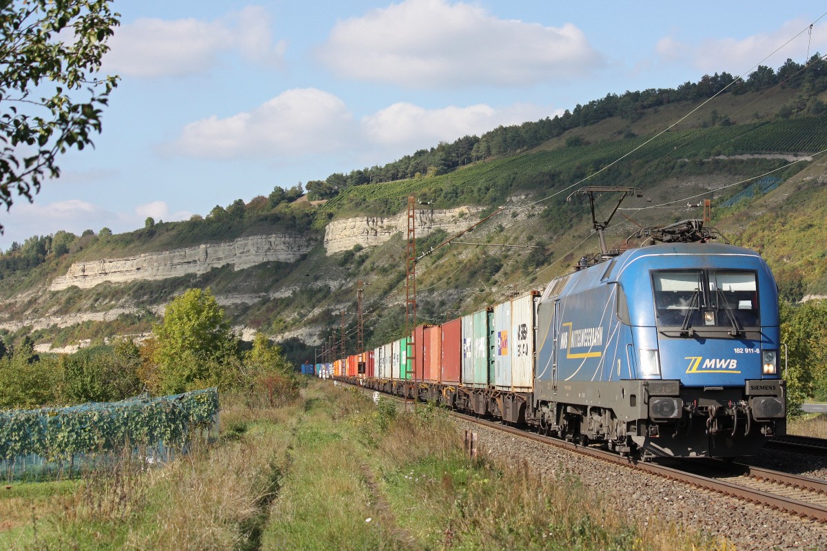 MWB 182 911 am 27.9.13 mit einem Containerzug in Thüngersheim.