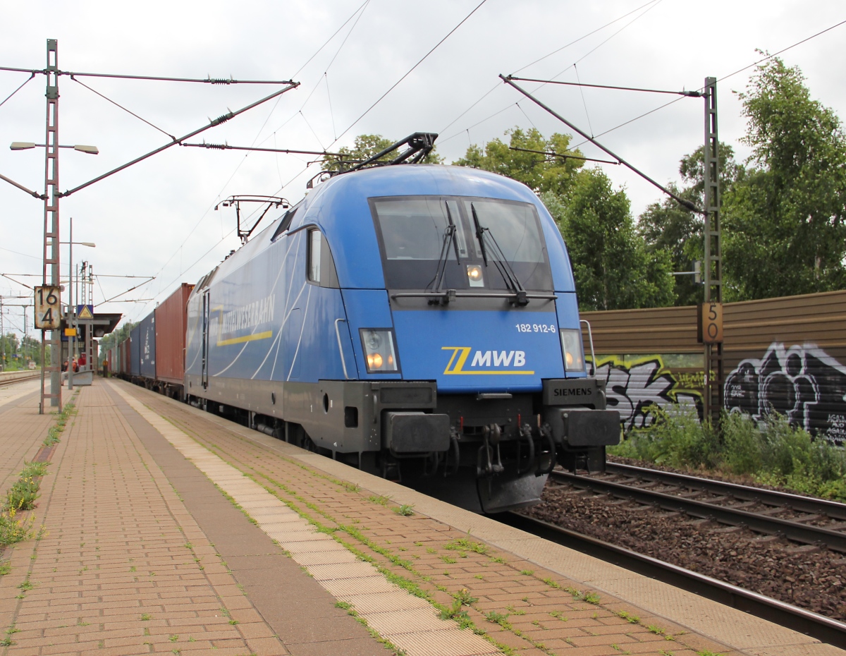 MWB 182 912-6 mit Containerzug aus Seelze kommend weiter Richtung Wunstorf. Aufgenommen am 10.07.2013 in Dedensen-Gümmer.