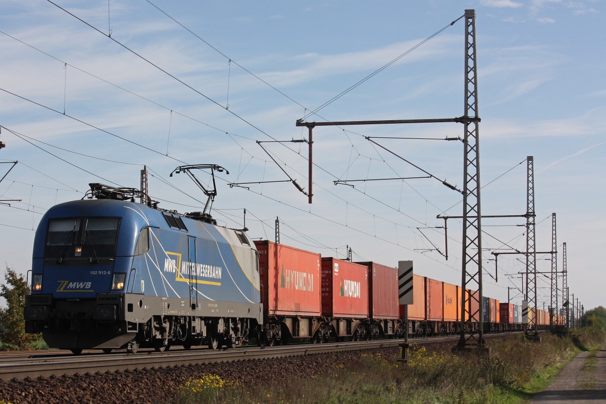 MWB 182 912 am 19.10.13 mit einem Containerzug in Dedensen-Gümmer.