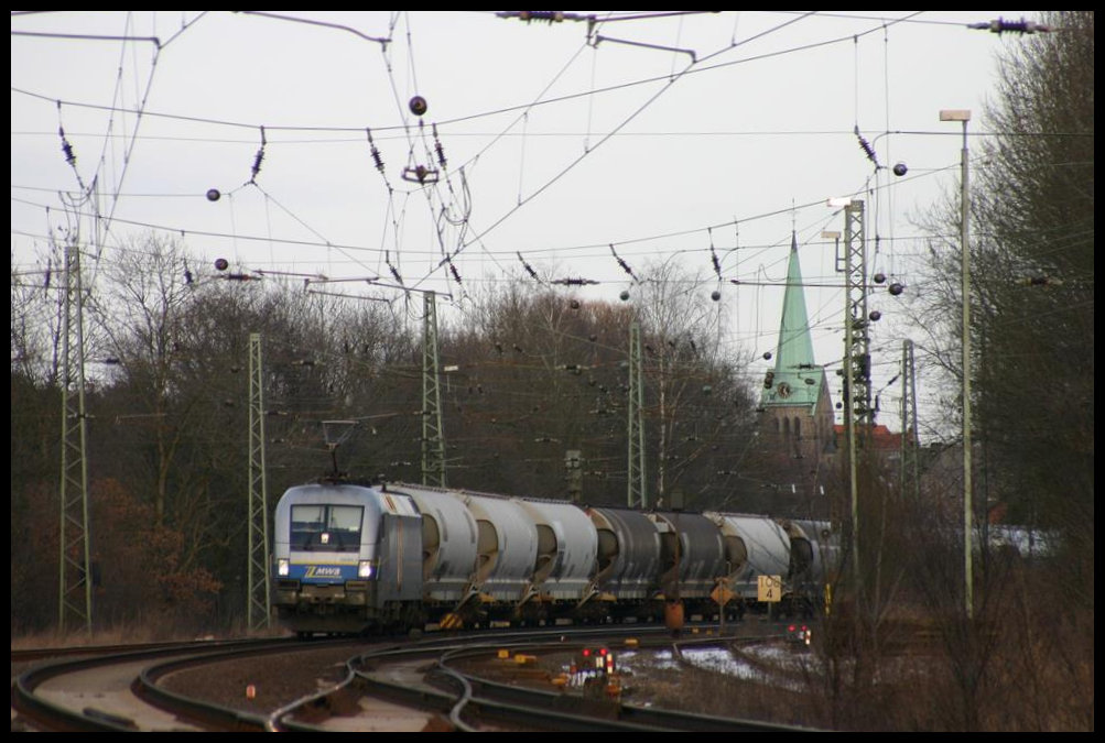 MWB Taurus 1116 911 verlässt hier am 22.2.2005 mit einem Ganzzug den Bahnhof Hasbergen in Richtung Münster.