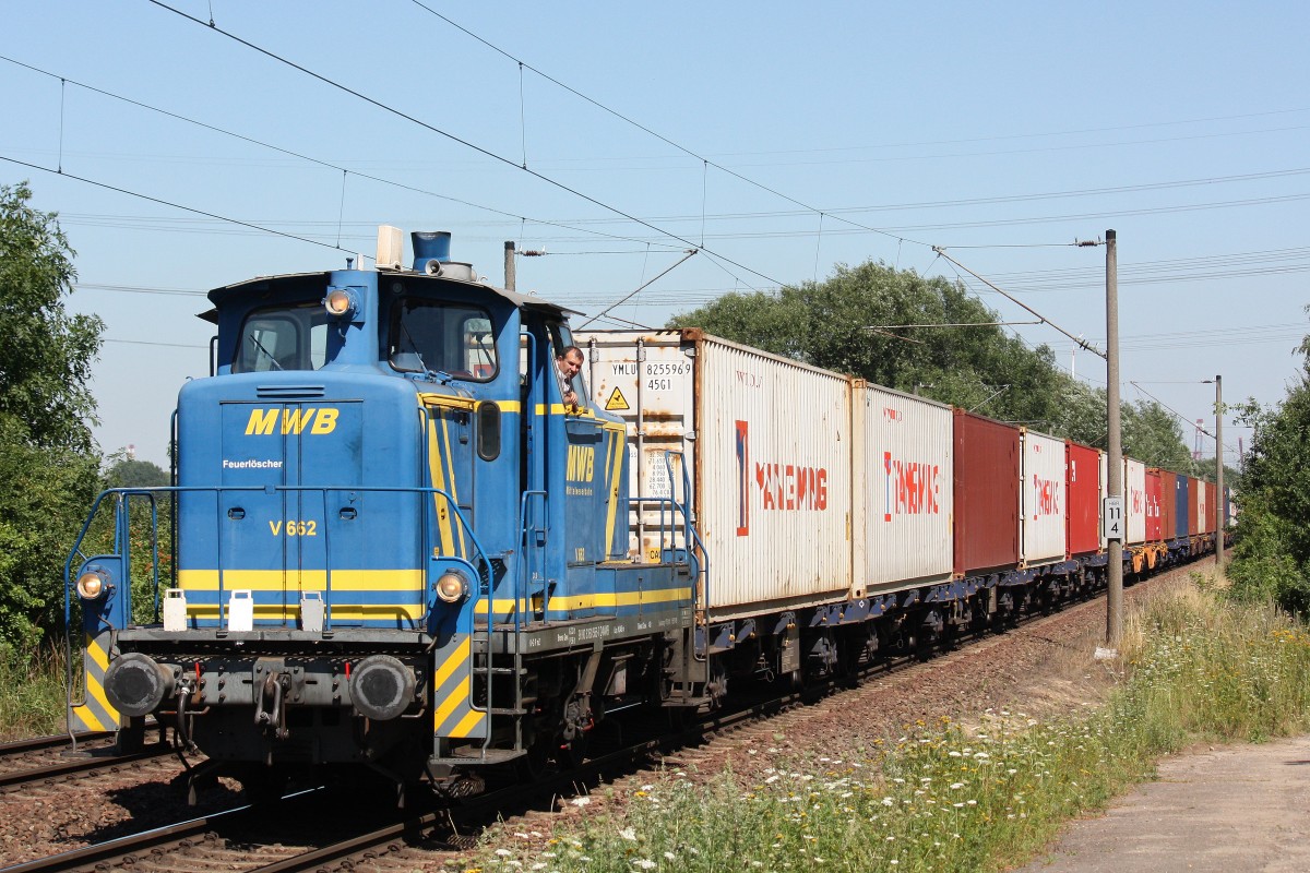 MWB V662 am 2.8.13 mit einem Containerzug in Hamburg-Moorburg.
