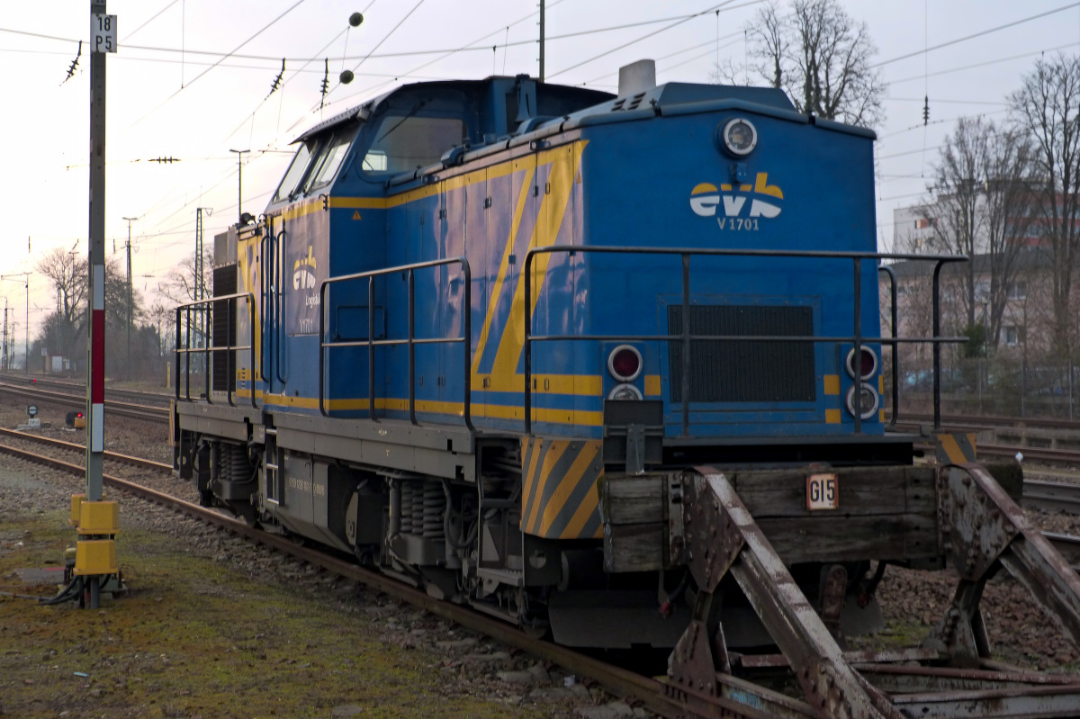 MWB1701 (92 80 1203 102-9 D-MWB ex DB 202 768-8) abgestellt am östlichen Bahnsteigende von Plattling 11.03.2016 