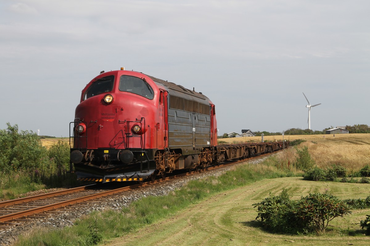 MY28 (DSB MY 1152) der Midtjyske Jernbaner mit Güterzug 970 Rønland-Herning bei Bonnet am 10-8-2015.