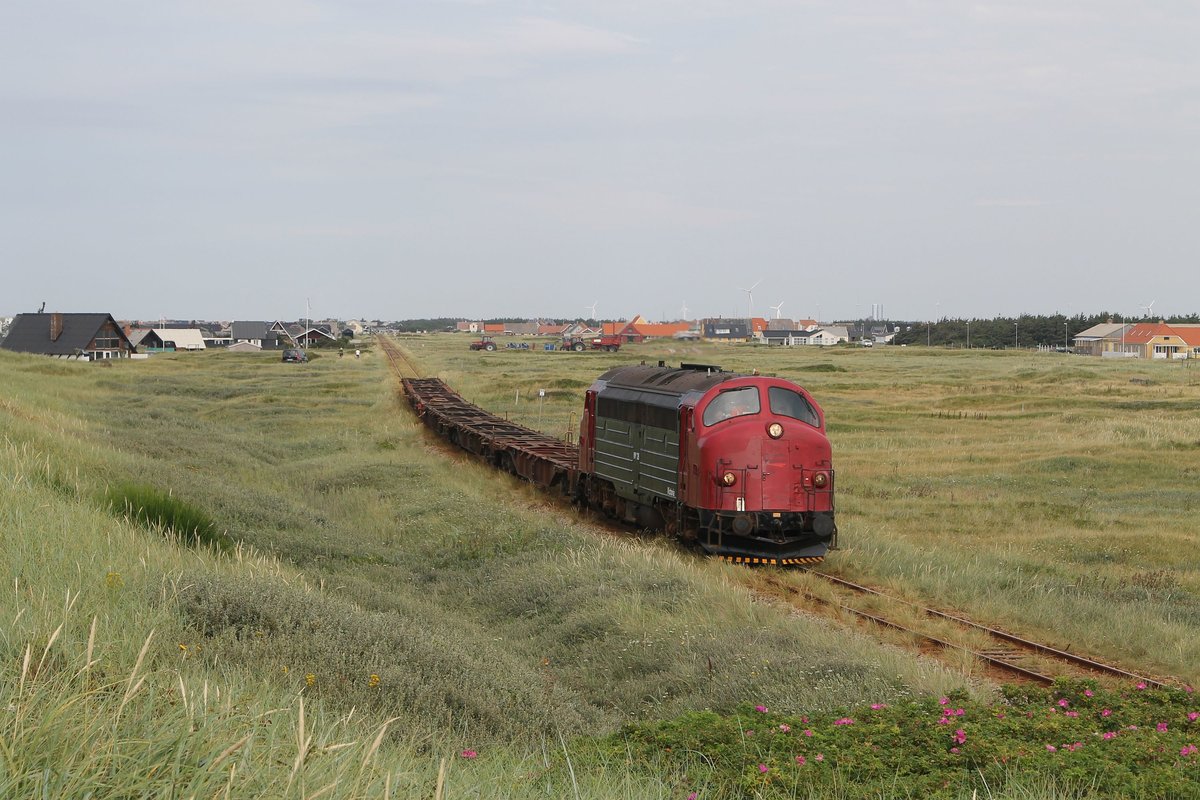 MY28 (DSB MY 1152) der Midtjyske Jernbaner mit Güterzug 970 Rønland-Herning bei Vrist am 10-8-2015.