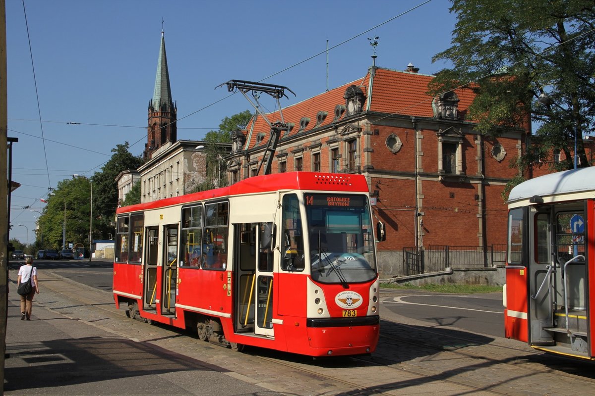 Myslowice bei Kattowitz. Dort gibt es einen Bahnhof und die Strassenbahn mit einer Wendeschleife. Im schönen rot präsentieren sich verschiedene Modelle der Tramwaje Slaskie. Dieses Bild ist vom 8.9.16.