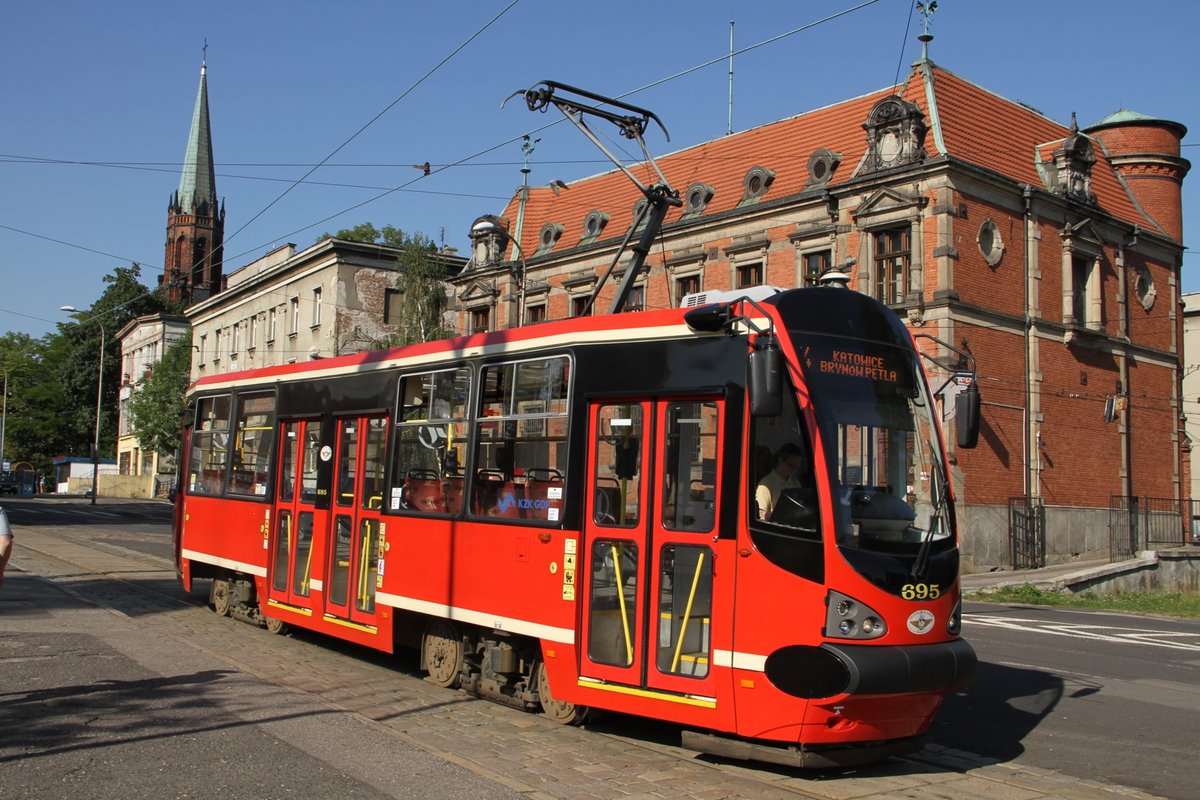 Myslowice bei Kattowitz. Im schönen rot präsentieren sich verschiedene Modelle der Tramwaje Slaskie. Moderus Alfa am 8.9.16.